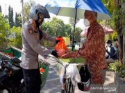 Polisi Bagikan Paket Sembako Pada Warga Solo Yang Terdampak PPKM