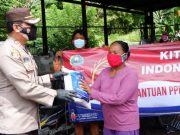 Bakul Pinggir Jalan dan Tukang Rosok Dapat Paket bahan Makan dari Polres Klaten