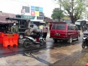 Barrier Penyekat Jalan Dimanfaatkan Petugas Jaga Pos Ketapang Grobogan untuk Semprotan Disinfektan Otomatis