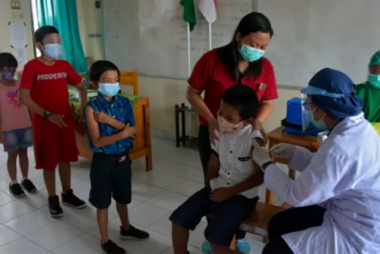 Vaksinasi Anak Usia 12-17 Tahun di Surabaya Disarankan di Sekolah
