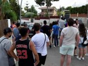 Penggemar Sambangi Rumah Messi untuk Perpisahan Terakhir