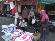 Aparat Tegur Puluhan Pengunjung Pasar Kutowinangun yang Abai Prokes