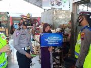 Tak Pakai Masker, Seorang Perempuan Diberi Sanksi Bawa Papan Bertuliskan ‘Saya Malu ….’