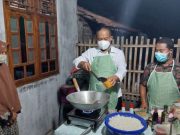 Bupati Kebumen Masak Nasi Goreng di Rumah Petugas Kebersihan