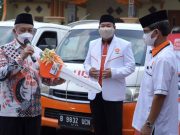 Teguhkan Jati Diri Partai, Presiden PKS Serahkan 3 Mobil Ambulance dan 1,7 Juta Paket Sembako