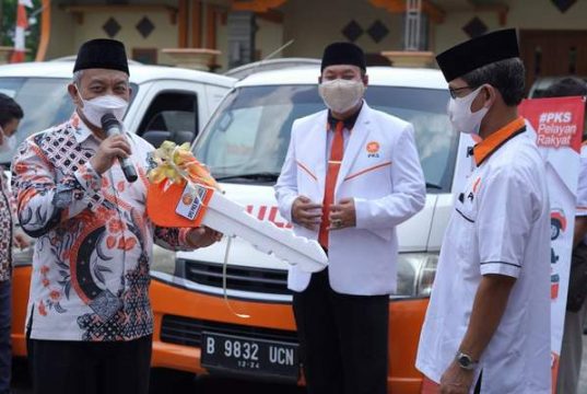 Teguhkan Jati Diri Partai, Presiden PKS Serahkan 3 Mobil Ambulance dan 1,7 Juta Paket Sembako