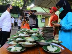 Sejumlah Gerobag PKL Kudus ‘Diangkut’ Petugas Satpol PP