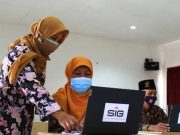 SIG Salurkan Bantuan 30 Laptop dan Pembangunan Sarana Ibadah