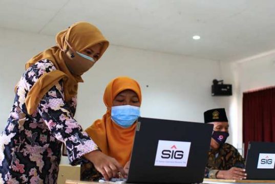 SIG Salurkan Bantuan 30 Laptop dan Pembangunan Sarana Ibadah