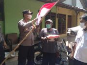 Polsek Mejobo Bagi Sembako Dan Bendera Merah Putih
