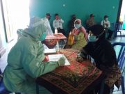 Babinsa Koramil 04/Windusari dan Babinkamtibmas Dampingi Vaksinasi Lansia