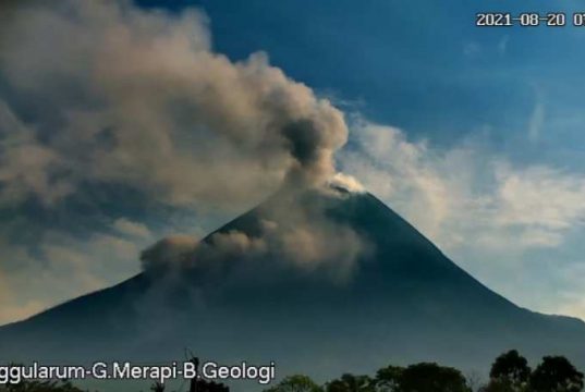 Gunung Merapi Luncurkan Awan Panas Sejauh Dua Kilometer