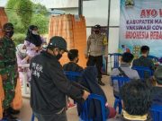 Babinsa dan Babinkamtibmas Kaliangkrik Dampingi Vaksinasi di Puskesmas