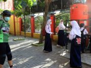 Ganjar Minta Sekolah Tidak Wajibkan Pembelian Seragam