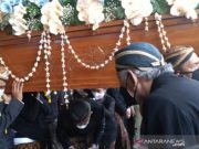 Empat Putra Mangkunegoro IX Melepas Keberangkatan Jenazah Ayahandanya
