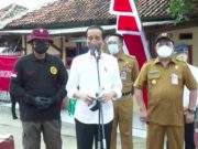 Presiden Jokowi Berkunjung ke Cirebon Meninjau Pelaksanaan Vaksinasi Door to Door
