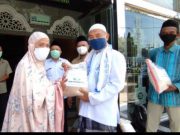 Masjid Agung Brebes Bagikan Beras untuk Warga Terdampak Covid-19