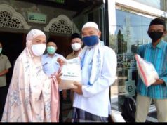 Masjid Agung Brebes Bagikan Beras untuk Warga Terdampak Covid-19