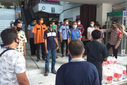 Vaksinasi Merdeka Candi, Polres Tegal Kota Bagikan Sembako kepada PKL dan Petugas Pasar