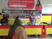 Kertas Koran dan Kresek Hitam Berbahaya untuk Bungkus Makanan