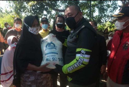 Walkot Tegal Serahkan Bantuan Beras dari Kemensos kepada 11.708 KK