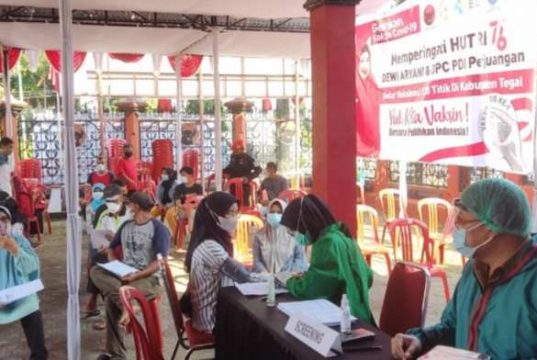 Libatkan Ratusan Nakes, Dewi Aryani dan D PDIP Kabupaten Tegal Gelar Vaksinasi di Semua Kecamatan