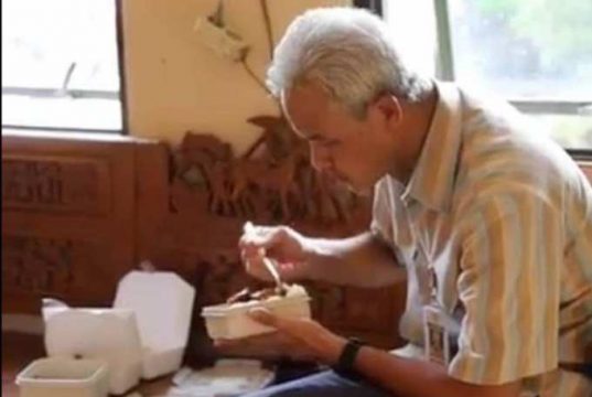 Tri Kebingungan, Ganjar Numpang Makan di Ruang Tamu