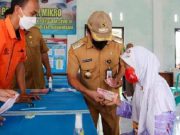 Bupati Banjarnegara Bagi JPS saat KPK Geledah Rumah Dinas