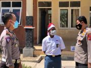 Pemanjat Tiang Bendera Dapat Bingkisan Kemerdekaan dari Kapolda
