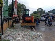 Puing Pecahan Kaca di Lokasi Kecelakaan Jalur Maut Kertek Berhasil Disingkirkan