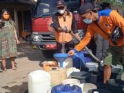 Kemarau, Warga Dusun Sembungan Cari Air Untuk Cuci dan Mandi Sejauh 2 Km droping air