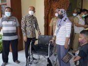 Bupati Jepara Kembali Serahkan Kursi Roda, Sampai Agustus Telah Dibagikan 70 Buah