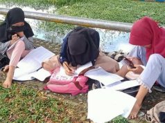 Siswa Bengkulu Belajar di Tepi Sungai untuk Dapatkan Koneksi Internet