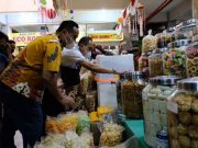 Wali Kota dan ASN Melaksanakan Program ‘Nglarisi Pasar Rakyat, PKL dan UMKM’