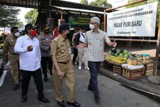 Ganjar Apresiasi Kedisiplinan Pedagang di Pasar Puri Baru Pati