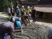 Rp 828 Juta Digelontorkan Semen Gresik untuk Bangun dan Betonisasi Jalan Desa