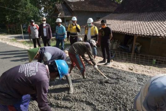 Rp 828 Juta Digelontorkan Semen Gresik untuk Bangun dan Betonisasi Jalan Desa