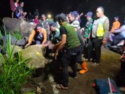 Warga, BPBD, TNI dan Polri Kompak Bersihkan Timbunan Longsor