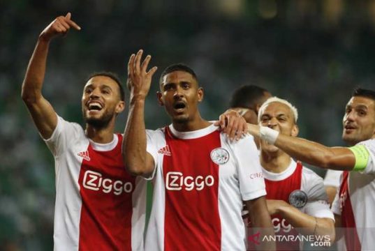 Ajax Lumat Sporting 5-1