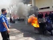 Para Personel Rubasan Wonogiri Berlatih Memadamkan Kebakaran