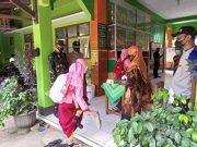 Babinsa dan Babinkamtibmas Dampingi Dewan Guru Terapkan Prokes