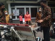 Kelompok Tani Terima Alat Mesin Pertanian dan Uang Asuransi