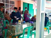 Jaga Keamanan, Babinsa dan Babinkamtibmas Kajoran Dampingi Vaksinasi