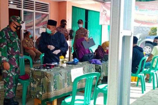 Jaga Keamanan, Babinsa dan Babinkamtibmas Kajoran Dampingi Vaksinasi