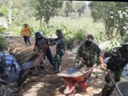 TNI dan Warga Gotong Royong Membuat Saluran Air