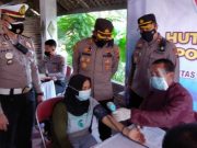 Ratusan Orang Ikuti Vaksinasi di Perbatasan Magelang-Sleman (DIY)