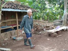 Bertahun-tahun Kakek di Kudus ini Tinggal Seorang Diri di Gubug Samping Kuburan