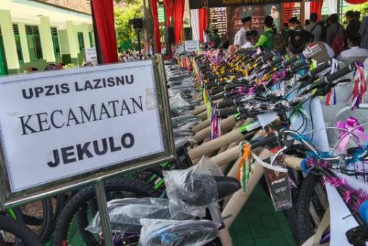 LAZISNU Kudus Bagikan Santunan Sepeda Bagi Anak Yatim