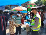 Bagi Bansos di Pasar Pon, Polisi Blora Beri Edukasi Protokol Kesehatan