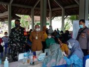 Petugas Gabungan Amankan Vaksinasi di Cepu, Cegah Kerumunan Warga